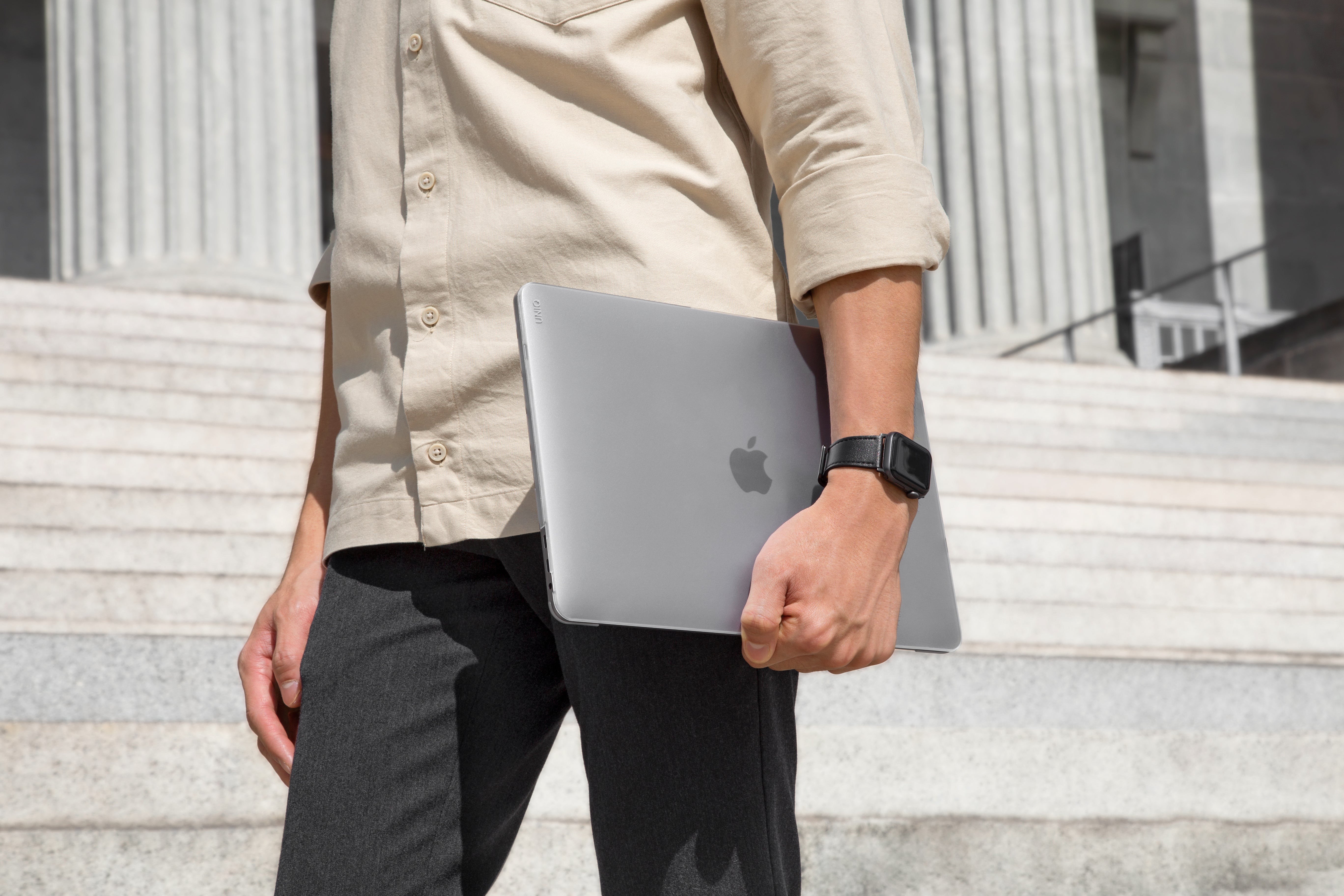 Funda / Carcasa Para Macbook Pro 16" 2021 / 2023 Uniq Claro (Incluye Protector de Teclado y de Camara Web)